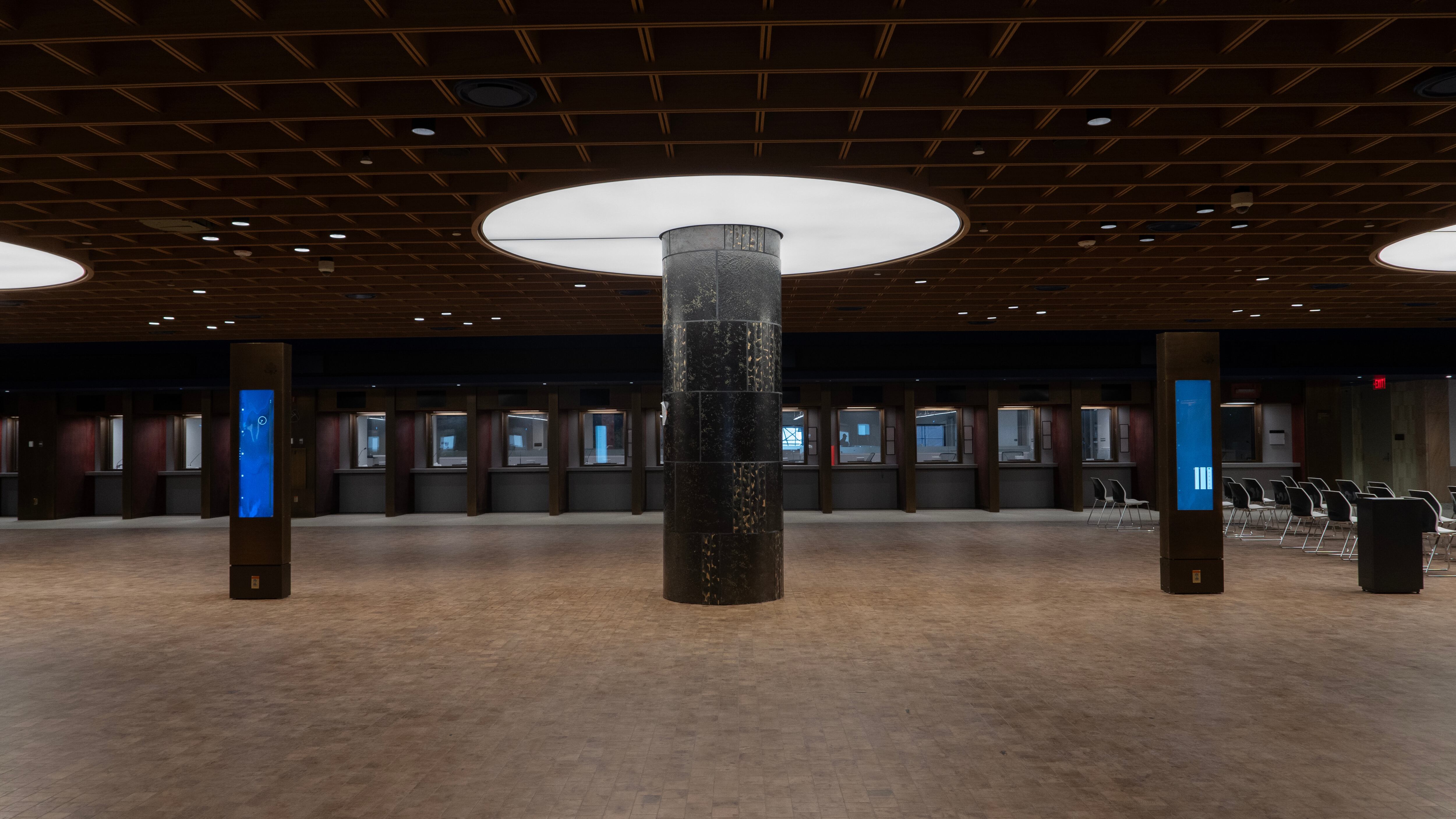 El espacio consular ampliado, esta inspirado en el recinto del Museo Nacional de Antropología en las nuevas instalaciones de la Embajada de Estados Unidos en México.
