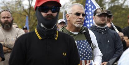 Un integrante de Proud Boys luce un polo de Fred Perry.