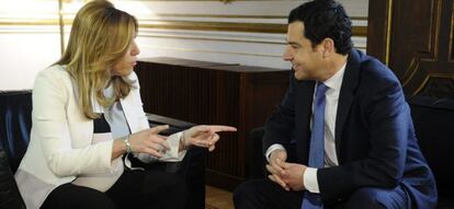 La presidenta en funciones de la Junta de Andalucía, Susana Díaz, recibe al líder del PP, Juanma Moreno en el inicio de la ronda de contactos anunciada tras las elecciones autonómicas. EFE/Raúl Caro