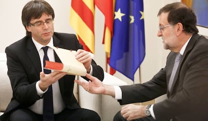 Rajoy rep Puigdemont a la Moncloa, l'abril passat.