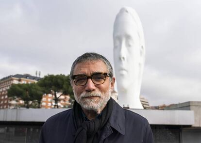 Jaume Plensa el 2018 davant de l'escultura 'Julia' a la plaça de Colón de Madrid.