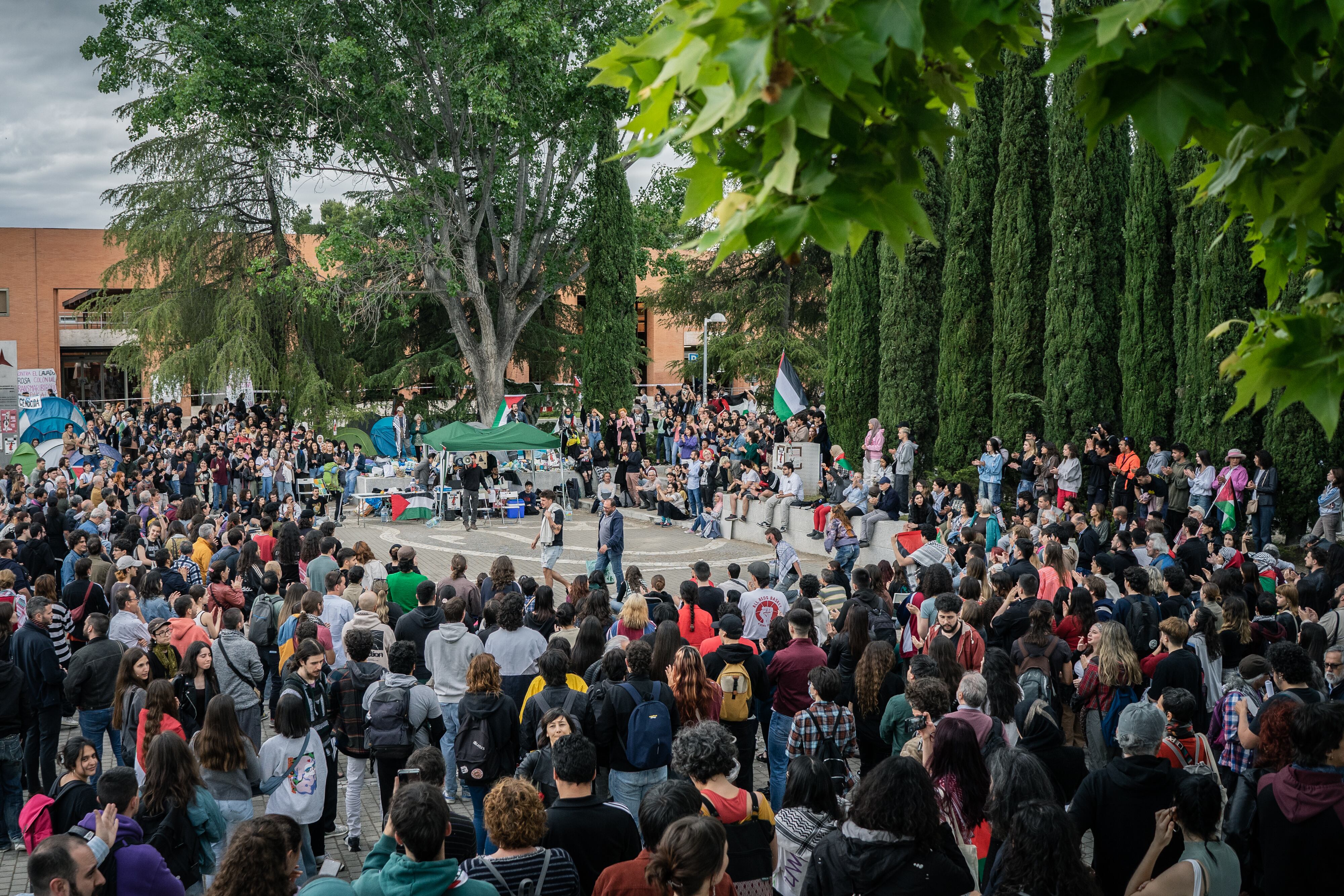 Asamblea general en la acampada por Palestina de la Ciudad Universitaria, el 14 de mayo.