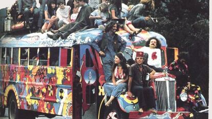 J&oacute;venes montados en un autob&uacute;s con decoraci&oacute;n hippie en los a&ntilde;os sesenta.