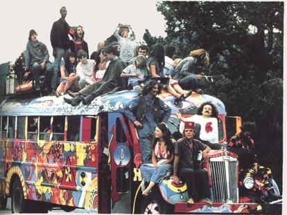 J&oacute;venes montados en un autob&uacute;s con decoraci&oacute;n hippie en los a&ntilde;os sesenta.