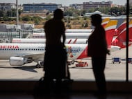 Dos personas en la terminal T4 del Aeropuerto Adolfo Suárez Madrid-Barajas.