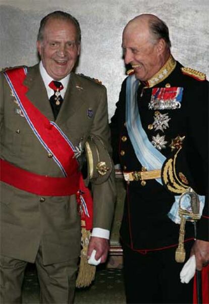 Don Juan Carlos y el rey de Noruega, Harald V, en el palacio real de Oslo.