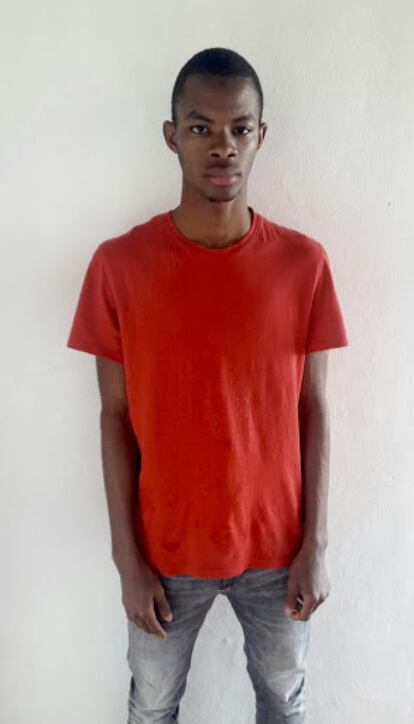 <b>Mamadou Diallo, Guinea.</b> Ahora tiene 18 años, pero Mamadou Diallo comenzó su viaje con apenas 16. Cruzó Guinea, Senegal, Malí, Algeria y Marruecos. “Tardé un año y cuatro meses. Ha sido muy duro. En el trayecto entre Malí y Argelia nos pararon los rebeldes del Azawad, nos torturaron, nos robaron hasta los zapatos para caminar por el desierto”. Diallo era menor de edad cuando el pasado 13 de junio se subió a una patera en El Aaiún con rumbo a Fuerteventura. Esa es una de las rutas más cortas, 24 horas. Diallo, que cumplió la mayoría de edad en la isla, esperó casi siete meses hasta poder llegar a Francia.