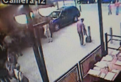 Captura de una cámara de seguridad en la que se ve al sospechoso (tercero por la derecha) de dejar el coche bomba cambiándose de ropa