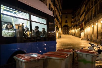 La madrugada en la calle de Toledo. El metro cierra a la una y media de la madrugada, pero la noche continúa. Los búhos salvan a los trabajadores en horario nocturno o a los que el cuerpo les pide trasnochar.