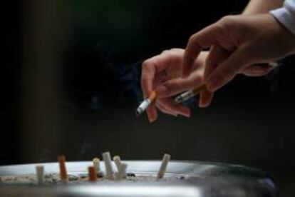 Un total de 7,4 millones de muertes prematuras por tabaco se evitarn en 41 pases hasta 2050 gracias a las medidas de control adoptadas entre 2007 y 2010, entre ellas, el incremento de los impuestos, decisin que por si sola salvar la mitad de esas vidas. EFE/Archivo