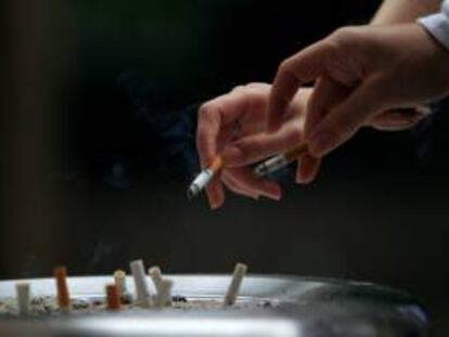 Un total de 7,4 millones de muertes prematuras por tabaco se evitarán en 41 países hasta 2050 gracias a las medidas de control adoptadas entre 2007 y 2010, entre ellas, el incremento de los impuestos, decisión que por si sola salvará la mitad de esas vidas. EFE/Archivo