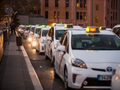 Taxis en la estación de Atocha, en Madrid.