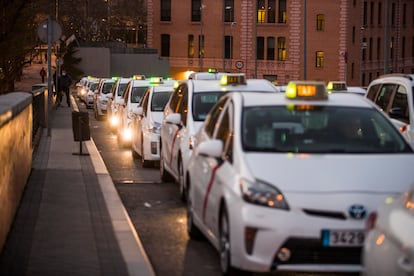 Taxis en la estación de Atocha, en Madrid.