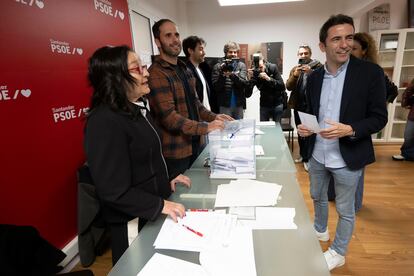 Pedro Casares, ejerciendo su derecho al voto en las primarias del PSOE de Cantabria este domingo en Santander.