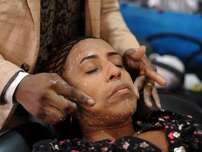 Una mujer dentro del salón de belleza.