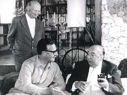 Neruda y Allende, sentados, detrás Volodia Teitelboim.