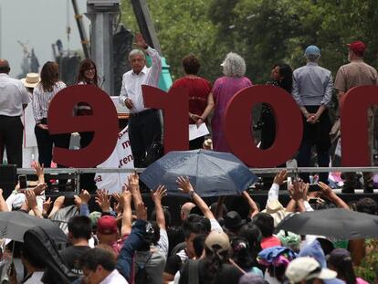 L&oacute;pez Obrador saluda a miles de simpatizantes de Morena.
