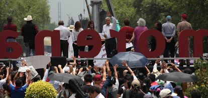 L&oacute;pez Obrador saluda a miles de simpatizantes de Morena.