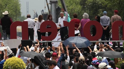 L&oacute;pez Obrador saluda a miles de simpatizantes de Morena.