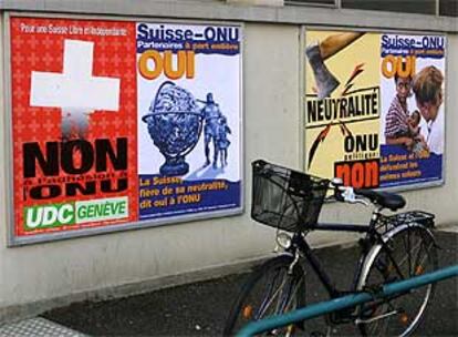 Carteles electorales a favor del <i>sí</i> y del <i>no</i> a la entrada en la ONU en una calle de Ginebra.