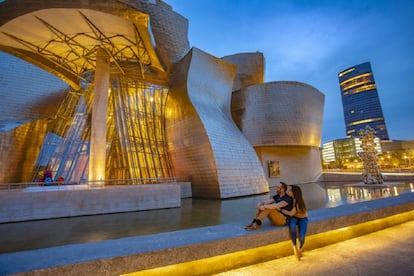 El Museo Guggenheim de Bilbao, obra de Frank Gehry, y la escultura 'El gran árbol y el ojo', de Anish Kapoor.