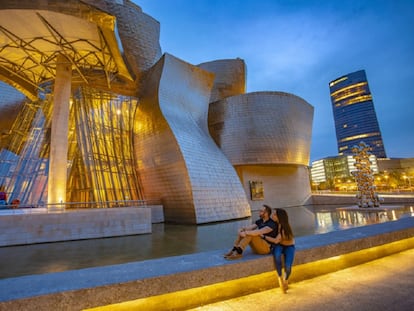El Museo Guggenheim de Bilbao, obra de Frank Gehry, y la escultura 'El gran árbol y el ojo', de Anish Kapoor.