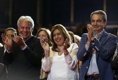 Díaz durante el acto de presentación de su candidatura entre Felipe González y José Luis Rodríguez Zapatero en Madrid, el 26 de marzo de 2017.