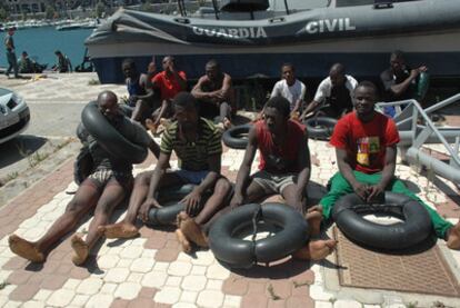 Un grupo de inmigrantes rescatados cuando intentaban entrar en Ceuta a nado.