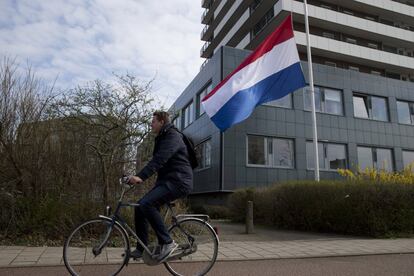 La fiscalía, en una rueda conjunta con la policía, ha desgranado que las víctimas del ataque son una mujer de 19 años, de Vianen, y dos hombres de 28 y 49 años, ambos naturales de Utrecht. Además, en el tiroteo resultaron heridas de gravedad otras tres personas. En la imagen, un ciclista pasa junto a una bandera holandesa a media asta.