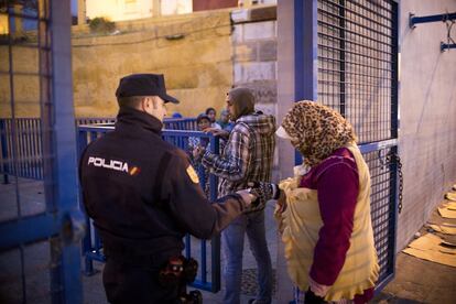 El acceso al polígono el Tarajal está controlado por la policía nacional española, que hace entrega de unos tickets a las mujeres para llevar un mejor control.