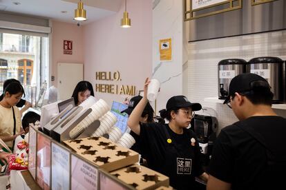 Una empleada de origen asiático atiende en una tienda de helados y batidos chinos, en la Ronda de Sant Pere en Barcelona. /  MASSIMILIANO MINOCRI