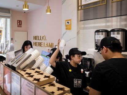 Una empleada de origen asiático atiende en una tienda de helados y batidos chinos, en la Ronda de Sant Pere en Barcelona. /  MASSIMILIANO MINOCRI