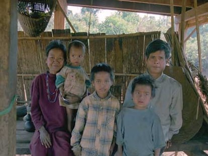 Lek Mun (derecha), su esposa, At, y tres de sus siete hijos, que vivieron en la selva, en su casa en la aldea de Kala.