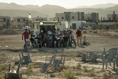 Un grupo de palestinos se resguarda del sol durante una protesta contra la anexión en Jericó.