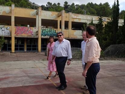 José Luis Escrivá, el 3 de julio, durante una visita a una antigua base militar en Aitana (Alicante), que pretendía convertir en un centro para refugiados.