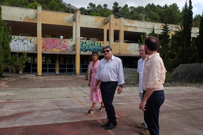 José Luis Escrivá, el 3 de julio, durante una visita a una antigua base militar en Aitana (Alicante), que pretendía convertir en un centro para refugiados.