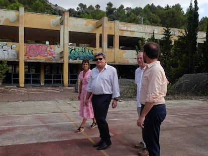 José Luis Escrivá, el 3 de julio, durante una visita a una antigua base militar en Aitana (Alicante), que pretendía convertir en un centro para refugiados.