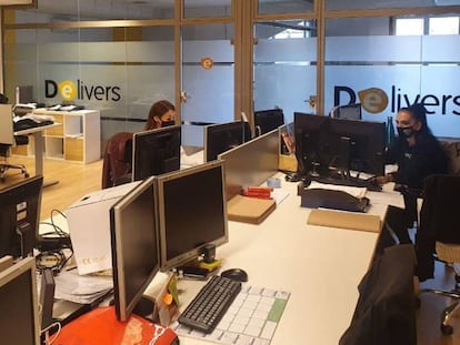 Empleados en las oficinas de Deelivers.