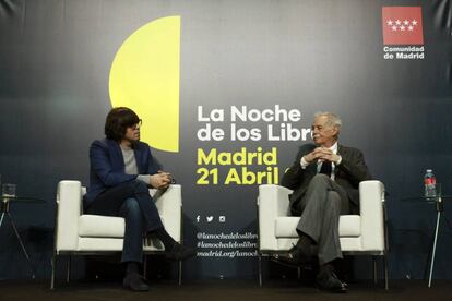 El humorista y guionista Luis Piedrahita junto al escritor Eduardo Mendoza, ganador del premio Cervantes, en la Real Casa de Correos. 