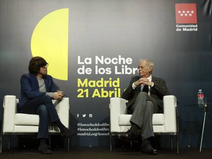 El humorista y guionista Luis Piedrahita junto al escritor Eduardo Mendoza, ganador del premio Cervantes, en la Real Casa de Correos. 