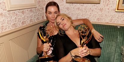 Julianne Nicholson y Kate Winslet, dos de las ganadoras de la noche por 'Mare of Easttown'.