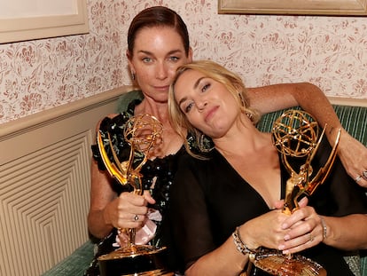 Julianne Nicholson y Kate Winslet, dos de las ganadoras de la noche por 'Mare of Easttown'.