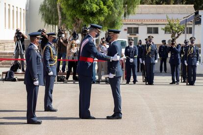 El rey Felipe presidió este martes la entrega de despachos de teniente a los 120 alumnos de la 72 promoción de la Academia General del Aire San Javier (Murcia), celebrado en el patio de armas de la citada academia.