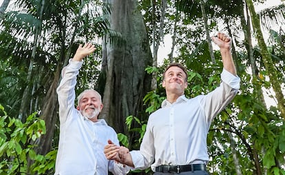 Ignacio Lula da Silva, izquierda y Emmanuel Macron llegan a la isla Combu, en Brasil.