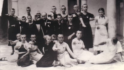 Una de las imágenes rescatadas por Arcángel Bedmar: agosto de 1936, un grupo de mujeres de Montilla (Córdoba) tras ser rapadas por haber estado relacionadas con el bando republicano.