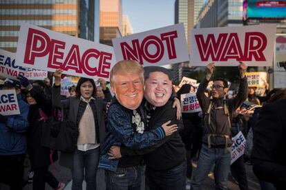 Manifestantes disfrazados del líder norcoreano Kim Jong-Un y del presidente de los Estados Unidos, Donald Trump, durante una marcha por la paz en Seúl (Corea del Sur), el 5 de noviembre de 2017. Miles de surcoreanos asistieron a esta manifestación que pide la paz de cara a la visita de Trump en los próximos días durante su gira asiática.