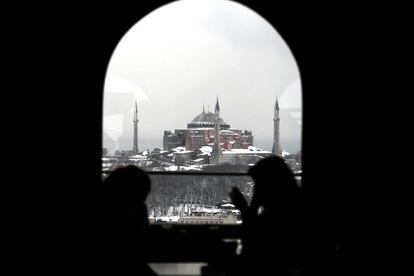 Según los pronósticos, la nevada comenzará a remitir en las próximas horas después de haber causado grandes problemas en el tráfico rodado en los últimos días. En la imagen, vista general del Museo Santa Sofía visto desde el café de Estambul (Turquía).