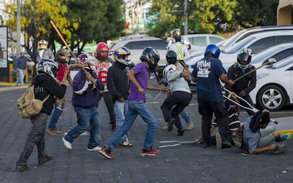 Varios miembros de las fuerzas antichoque del gobierno durante las protestas en Managua.