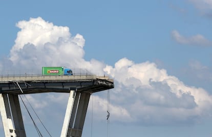 Vista del puente Morandi, un día después del derrumbe, el 15 de agosto de 2018.