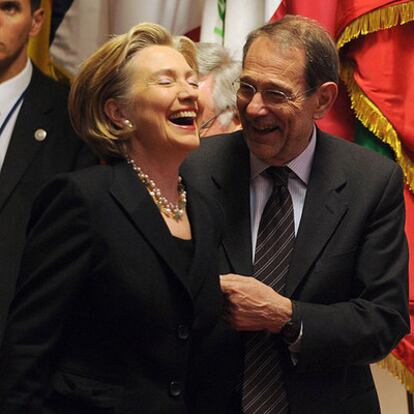 Clinton bromea con el responsable de la política exterior de la UE, Javier Solana, ayer en Bruselas.